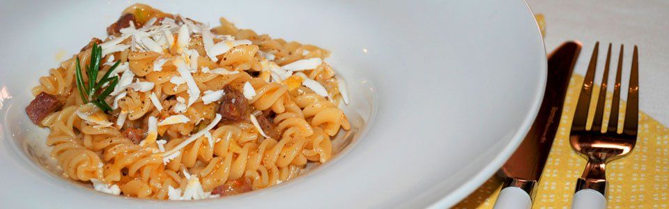 Fusilli con salsiccia, porro e ricotta salata: la ricetta del buonumore