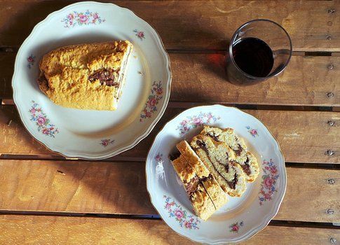 piatto con bensone e fette pronte per il vino