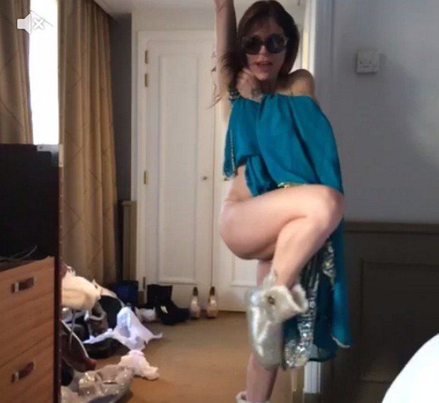 Naike Rivelli: nuovo video hot censurato dai social