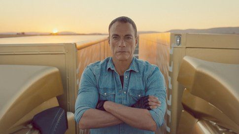 Un frame dello spot Volvo con Jean Claude Van Damme