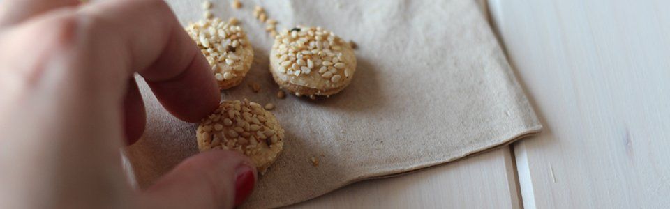 Biscottini salati al grana e sesamo