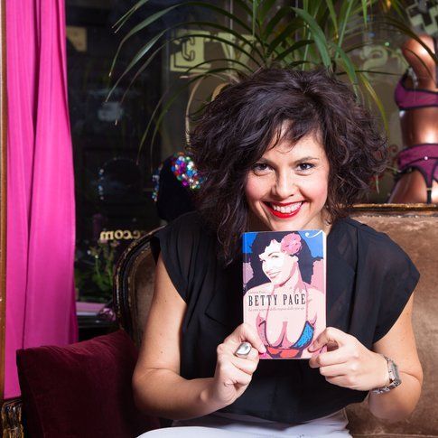 Lorenza Fruci con una copia del libro “Betty Page. La vita segreta della regina delle pin-up” - foto concessa da Lorenza Fruci