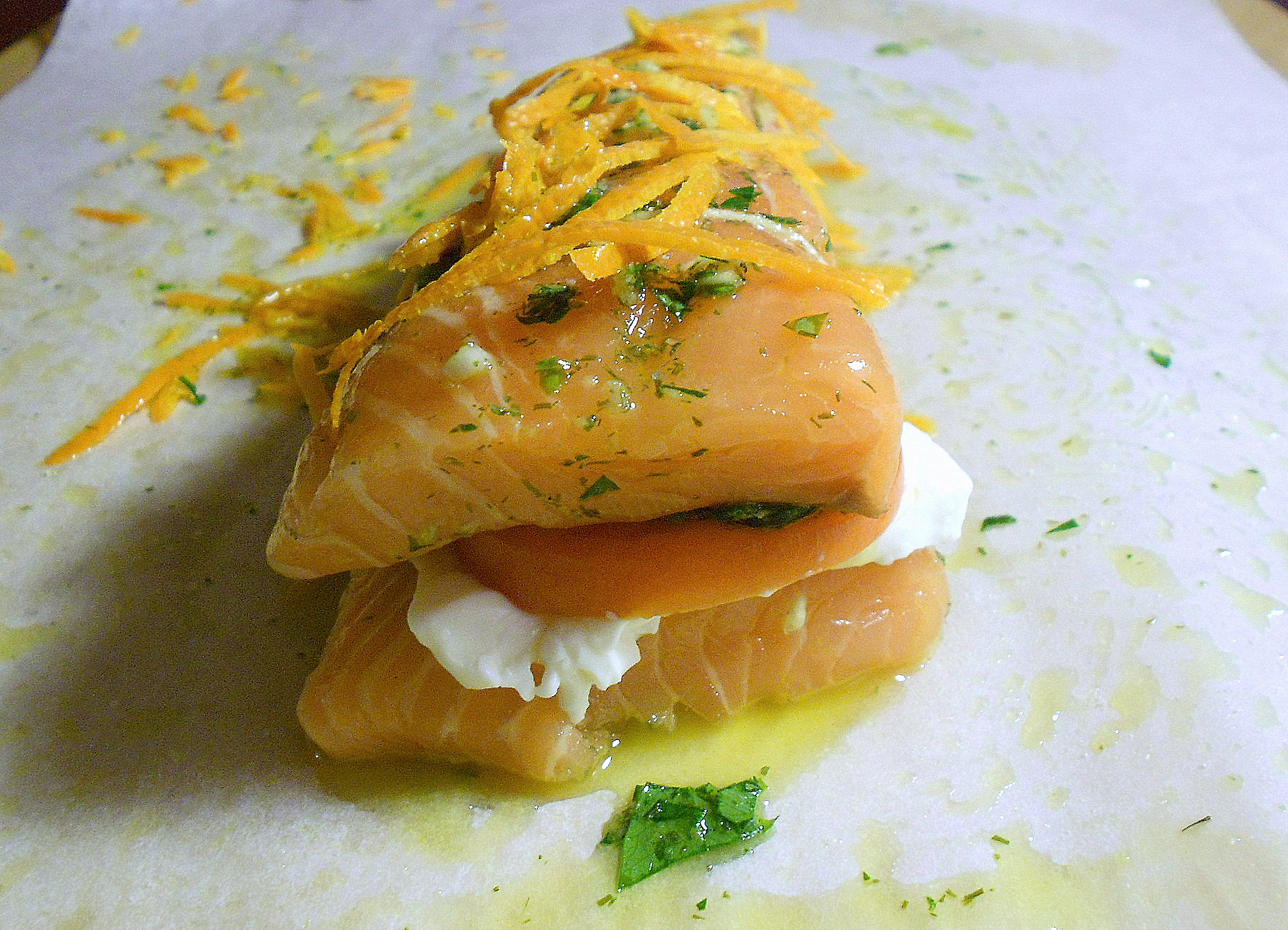 Ricetta di pesce: salmone al cartoccio e ripieno al profumo di arancia