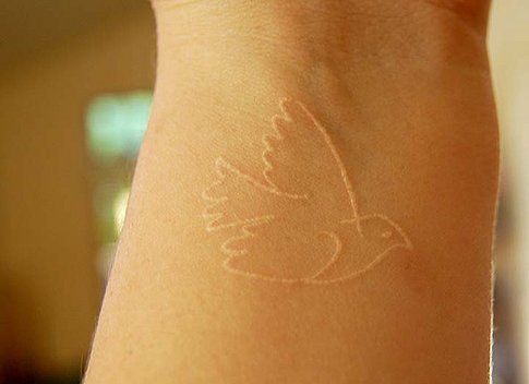 Tatuaggi Bianchi: il Trend (ri)lanciato da Bar Refaeli! - Fonte : whiteinktattoocenter