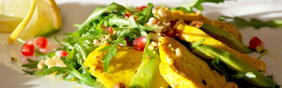 Tornare in forma con gusto: insalata di pollo alla curcuma e avocado