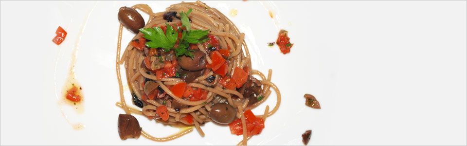 Ricetta in 5 mosse: spaghetti integrali con radicchio, pomodoro crudo e olive taggiasche