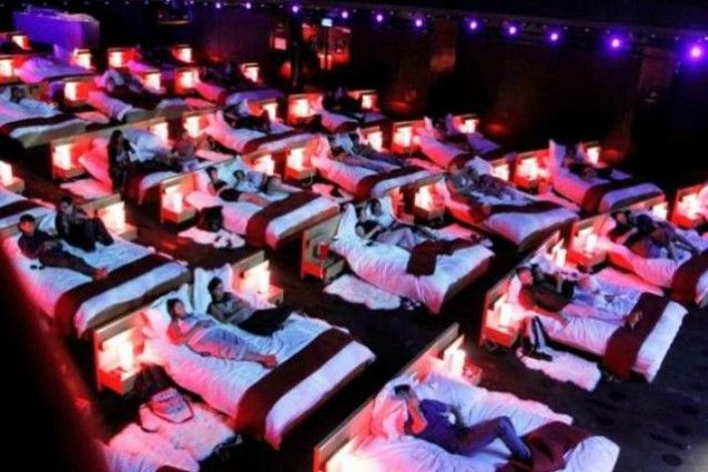 Cinema: letti al posto delle poltrone