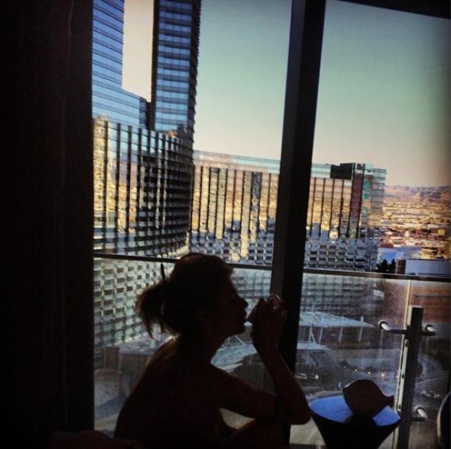 Elisabetta Canalis fa colazione nuda