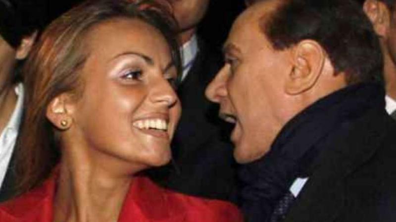 Berlusconi: l'infortunio alla spalla non sarebbe stato causato da un gioco con il cane Dudù, ma dagli schiaffi di Francesca Pascale