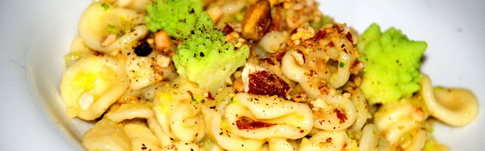 Ricetta in cinque mosse: orecchiette con broccoli, alici e granella di frutta secca