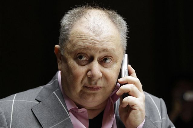 Lele Mora scoperto a vendere abiti usati al mercatino di Milano