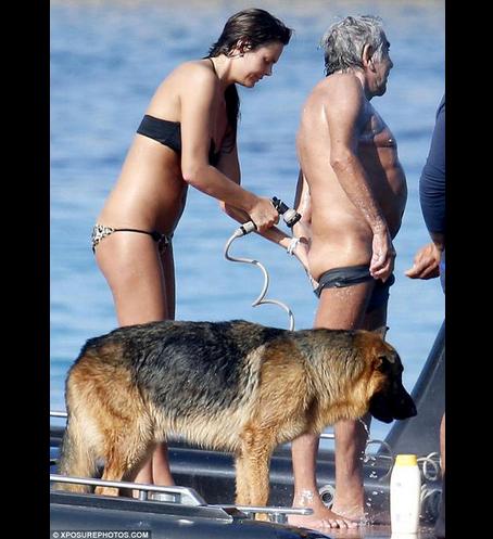 Roberto Cavalli si fa fare il bidet dalla fidanzata