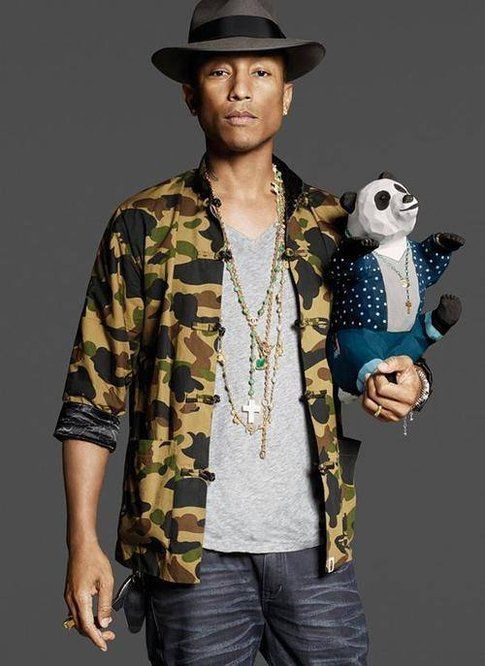 Pharrell Williams e il panda sua creazione - foto Facebook.com/pharrell