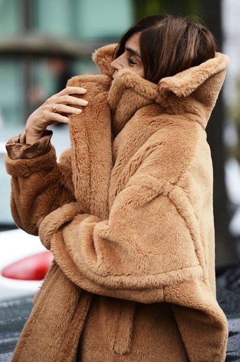 Carine Roitfeld indossa un esemplare di Teddy Coat di Max Mara