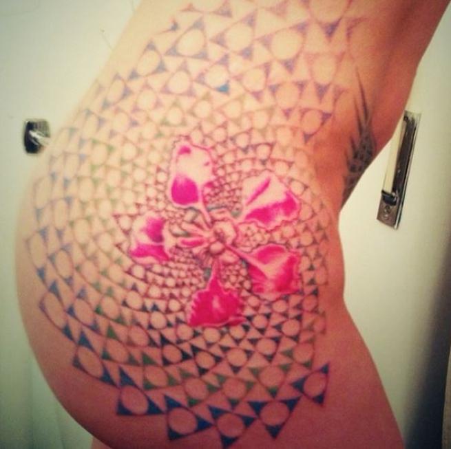 Asia Argento senza mutandine mostra il suo nuovo tatuaggio