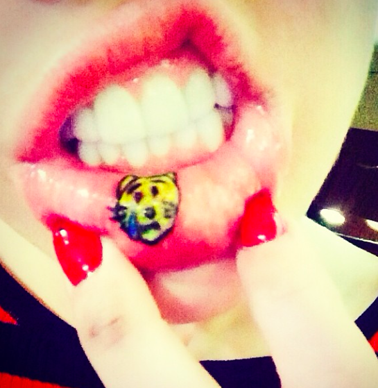 Miley Cyrus si è tatuata il labbro