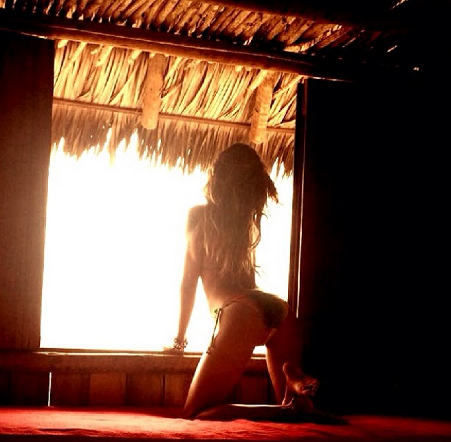 Belen in Brasile: scatti hot lontano da Stefano