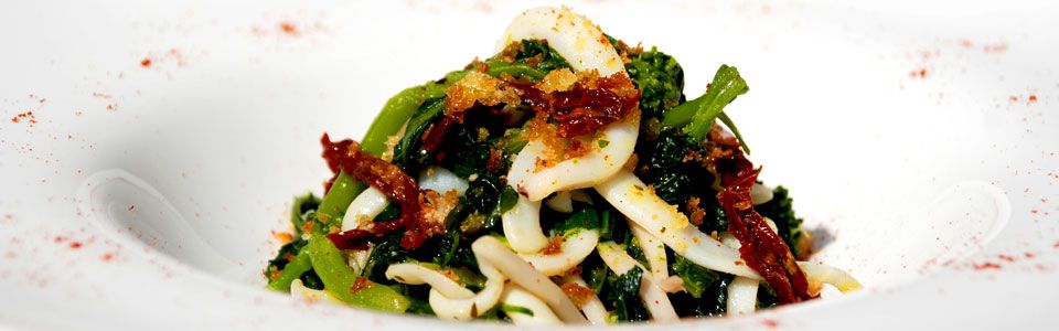 Ricetta in cinque mosse: tagliatelle di calamaro ajo, ojo, peperoncino e broccoletti