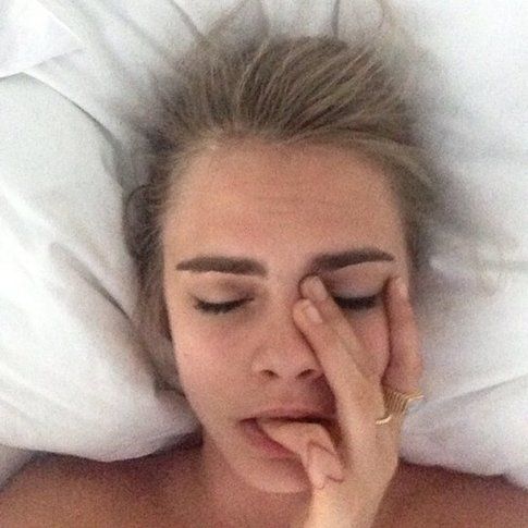 Cara Delevigne nel suo #bedstagram. Fonte: cosmopolitan.com