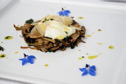 Insalata calda di carciofi croccanti, uovo in camicia e borragine