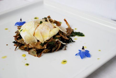 Insalata calda di carciofi croccanti, uovo in camicia e borragine