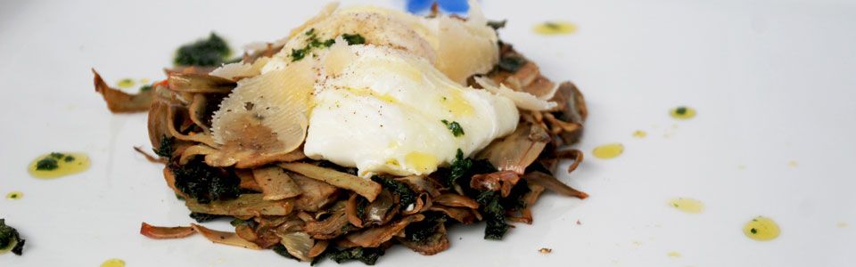 Insalata calda di carciofi croccanti, uovo in camicia e borragine: benvenuta primavera