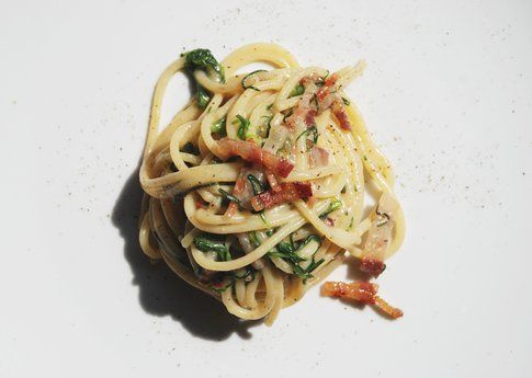 Spaghettoni di Gragnano con agretti e pancetta. Ricetta e foto di Roberta Castrichella.