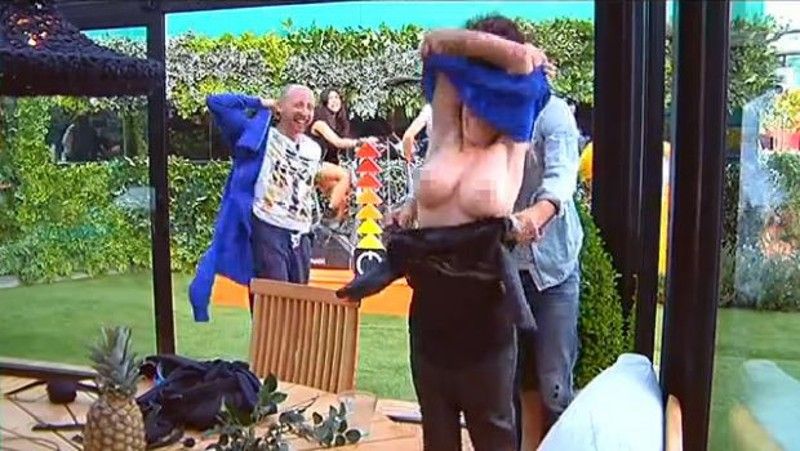 GF13: Angela Viviani in topless per la prova della settimana