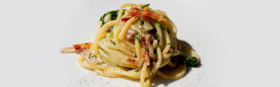 Spaghetti con agretti, salvia e pancetta: tutto il gusto della semplicità