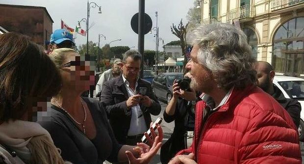 Beppe Grillo alla prostituta di Pompei: "Signora, lavori su internet"