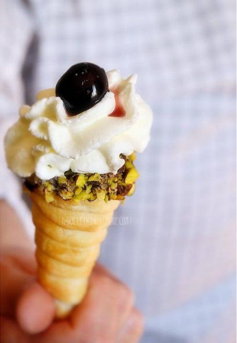 Mini cannoli con panna, pistacchi e amarene