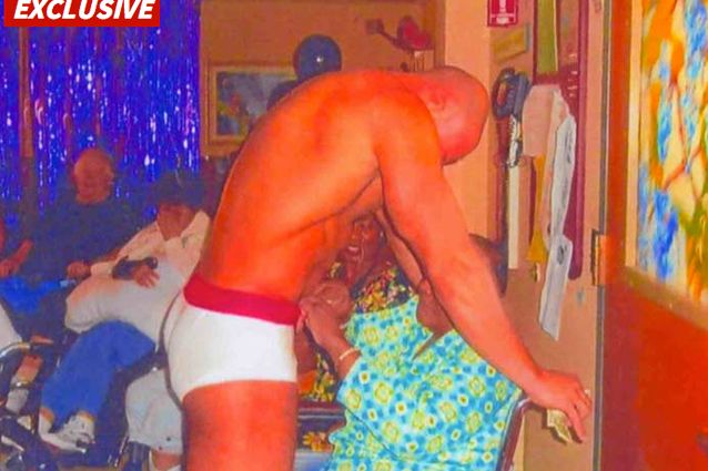 Striptease per i malati di alzaheimer: ecco come si divertono gli anziani nelle case di cura
