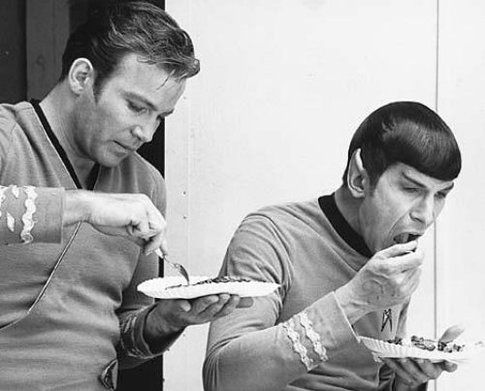 Cap.Kirk e Spock a pranzo lontano dalla plancia dell'Enterprise - foto TheBerry.com