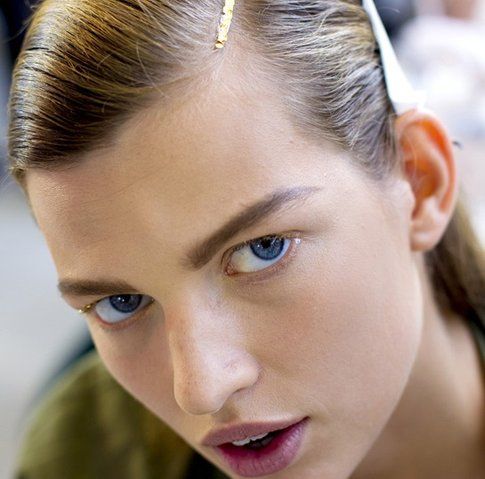 Trucco con mascara dorata fonte: Vogue.it