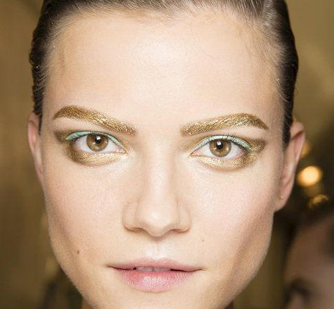 Trucco con Sopracciglia dorate e eye-liner colorato - Fonte: Dior.com