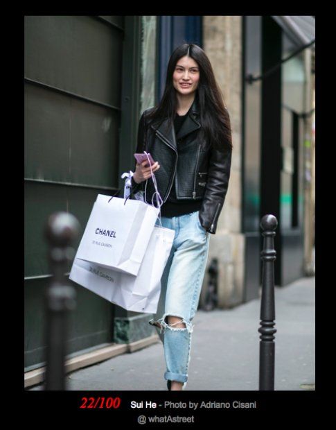 La modella Sui He mentre fa shopping a Milano - fonte: vogue.com