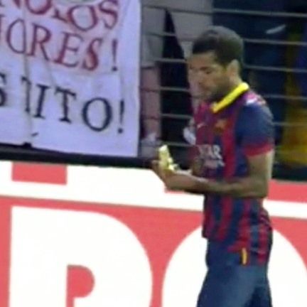 #Siamotuttiscimmie: contro il razzismo mangia una banana come Dani Alves