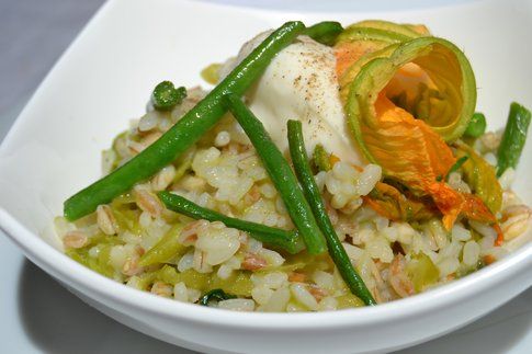 Tris di cereali con crema di friggitelli, fagiolini croccanti e stracchino. Ricetta e foto di Roberta Castrichella.