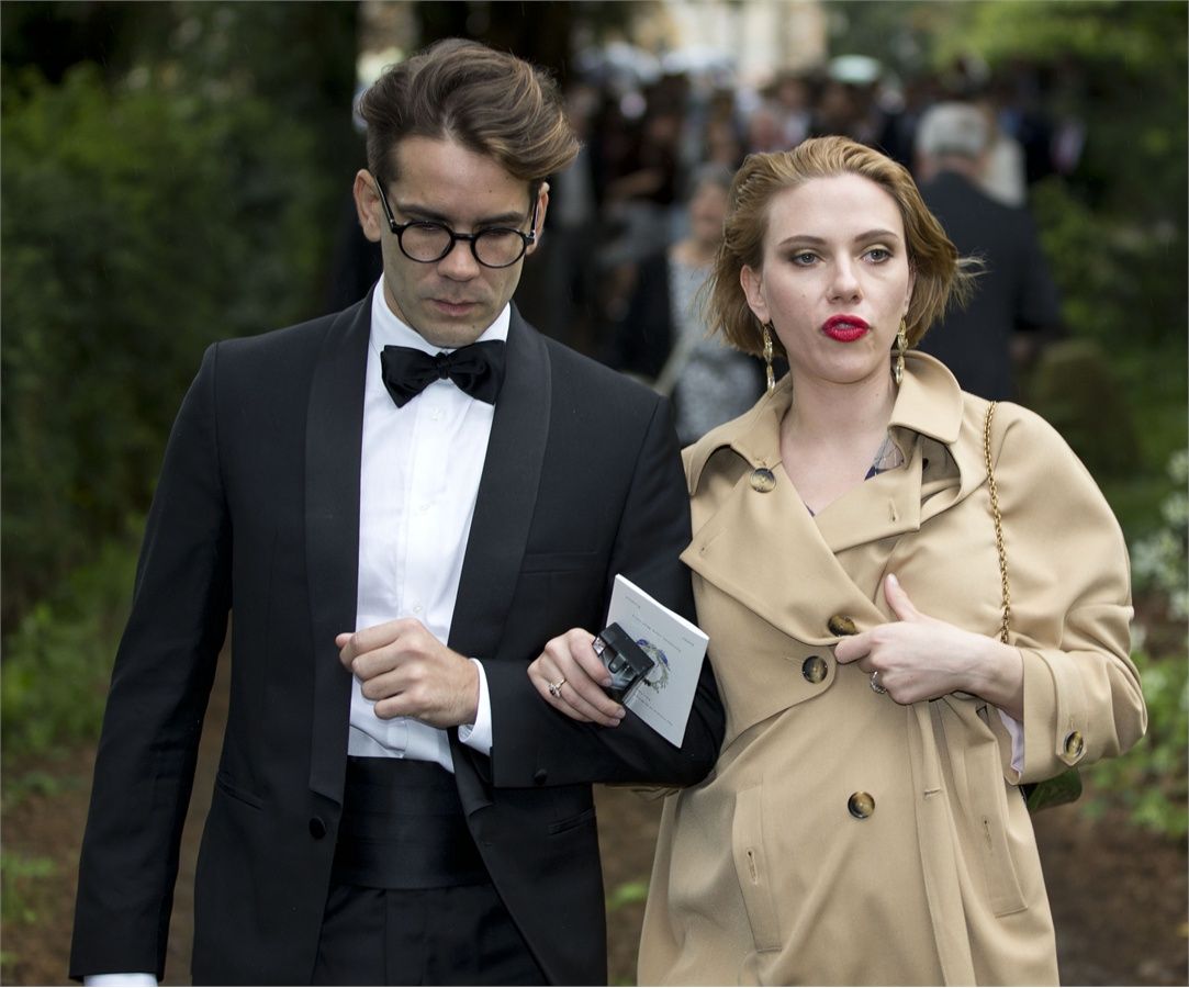 Scarlett Johansson: look sottotono a un matrimonio. Colpa della gravidanza?