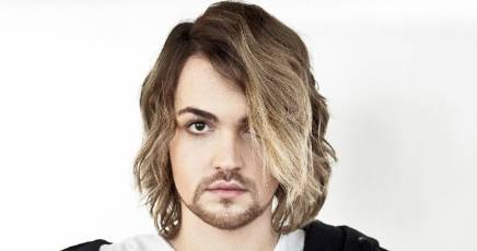 Valerio Scanu ha capito cosa fare nelle vita: vendere scarpe!