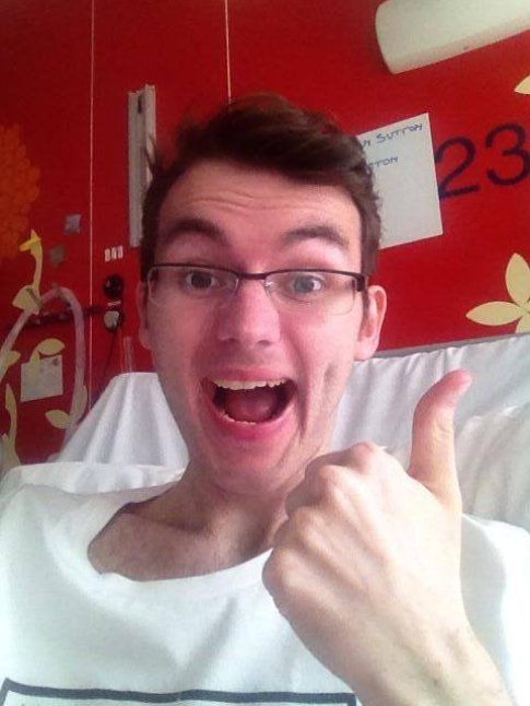 Stephen Sutton e il suo pollice in alto di fronte alla malattia