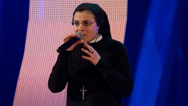 Suor Cristina passa il turno a The Voice vincendo sulle critiche di Emma Marrone