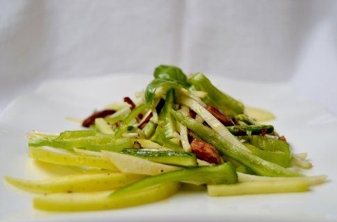 Insalata di sedano rapa, zucchine, friggitelli e mela. Ricetta e foto di Roberta Castrichella.