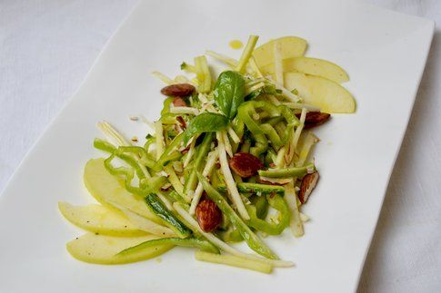 Insalata di sedano rapa, zucchine, friggitelli e mela. Ricetta e foto di Roberta Castrichella.