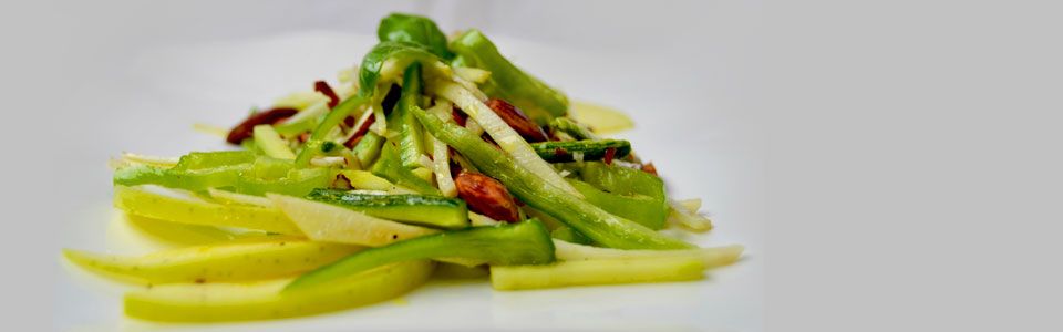 L'insalata leggera senza insalata: sedano rapa, zucchine, friggitelli e mela