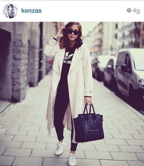 Outfit di Kenza: accessori sportivi e maxi trench