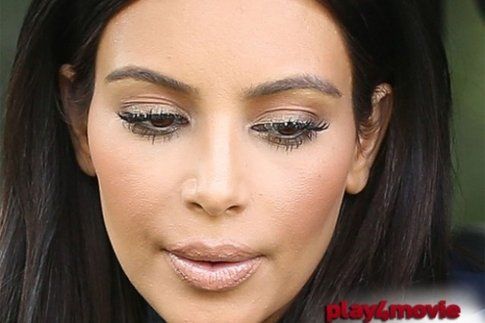 Kim Kardashian con troppo fondotinta (fonte: play4movie.come)