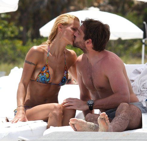 Bacio al mare tra Michelle Hunziker e Tomaso Trussardi