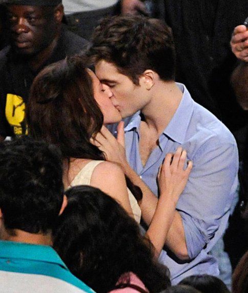 Bacio fuori dal set tra Robert Pattinson e Kristen Stewart