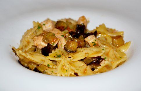 Farfalle con pesce spada e melanzane. Ricetta e foto di Roberta Castrichella.